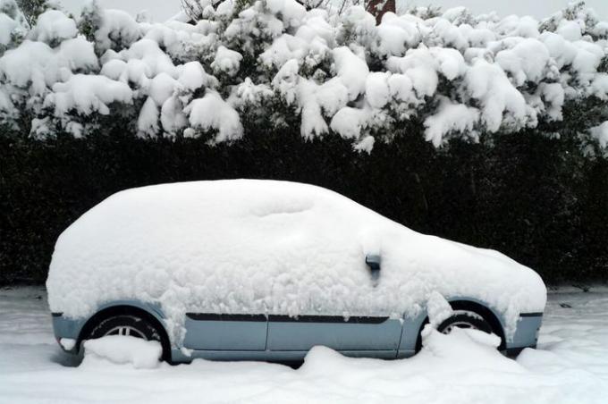 Un carro bajo la nieve