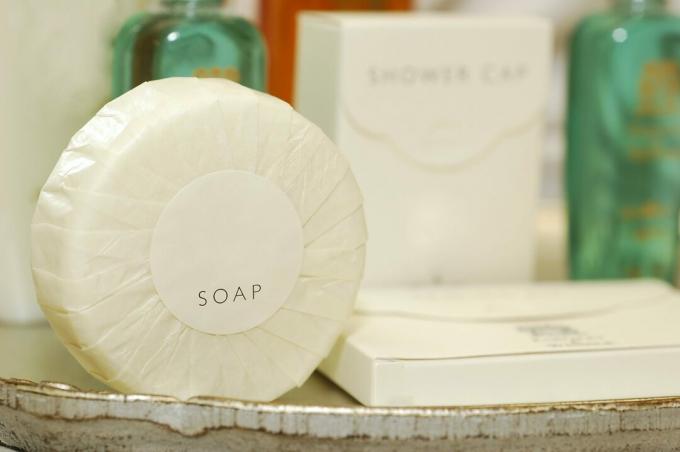סבון ומוצרי טיפוח אחרים בחדר אמבטיה במלון