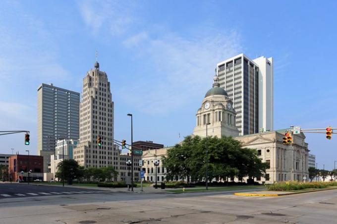 FORT WAYNE, EM - 2 DE AGOSTO: O distrito do centro em Fort Wayne, Indiana em 2 de agosto de 2014. Fort Wayne é a sede do condado de Allen County e a segunda maior cidade de Indiana.