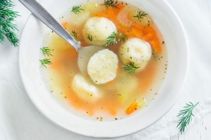 Укусна Матзох супа са лоптицама Јеврејска традиционална кухиња, домаћа Матзо супа са поврћем