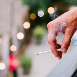 Hvordan bli kvitt røyklukt i bilen din