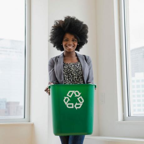 Femme tenant un bac de recyclage
