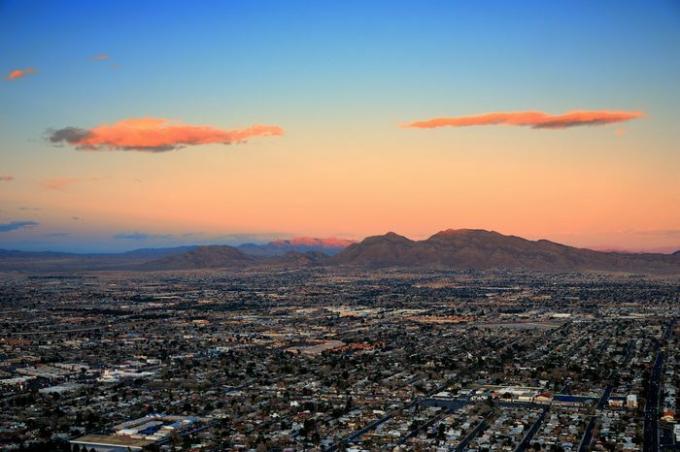 Las Vegas-Stadtluftbild-Panoramasonnenuntergang mit Berg