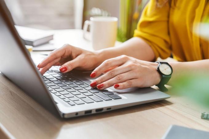 Imagen recortada de una mujer de negocios trabajando a mano con un ordenador portátil en la oficina en casa