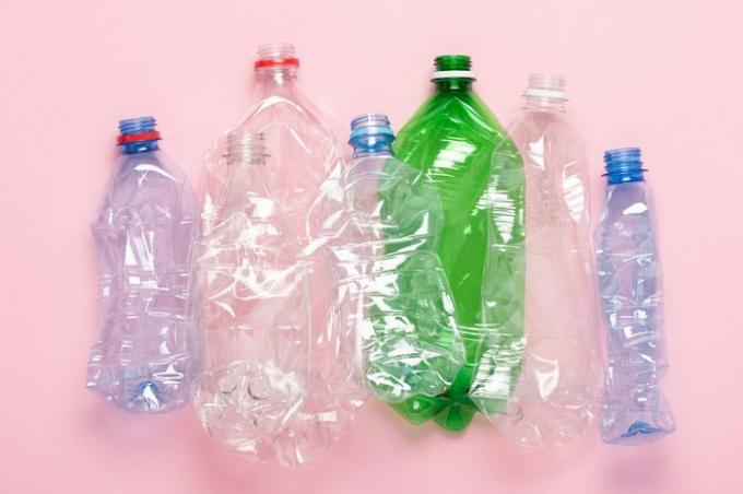 Tampilan atas botol limbah plastik. Konsep daur ulang plastik ramah lingkungan.