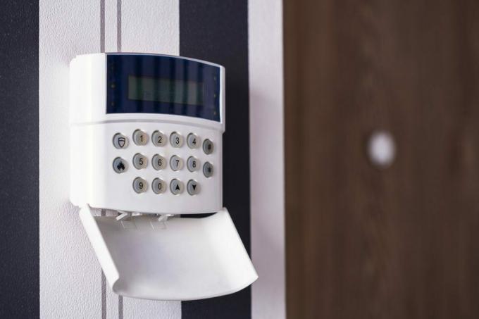 Правилно инсталираната аларма може да възпира някои крадци.