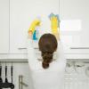 Cómo limpiar la grasa de los gabinetes de la cocina