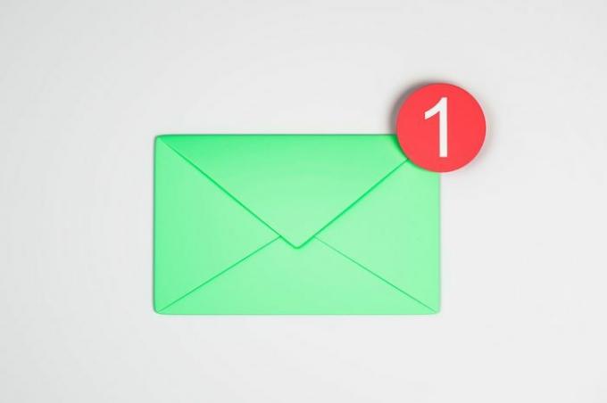 Една зелена икона на имейл на бял фон. Концепция за комуникация и приложение. 3D изобразяване