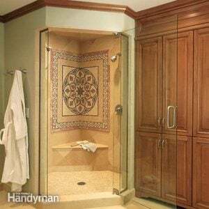 Pertvarkykite vonios kambarį su marmurine mozaika ir kalkakmenio plytelėmis