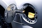 ¿Por qué no todos los coches tienen depósitos de gasolina del mismo lado?