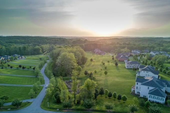 Marylando kaimo namai iš oro panoraminis kraštovaizdis saulėlydžio metu