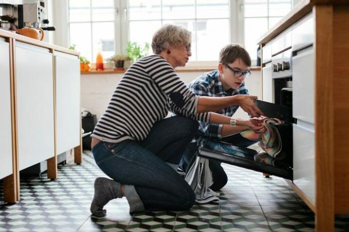 Зрела мајка учи свог сина тинејџера печењу