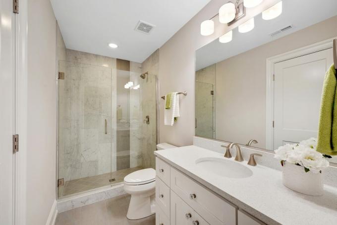 유리 샤워실이 있는 밝고 현대적인 욕실