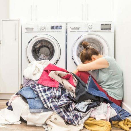 Грустная женщина, сидящая в прачечной с кучей грязной одежды; Shutterstock ID 775801702; Работа (TFH, TOH, RD, BNB, CWM, CM): Вкус дома