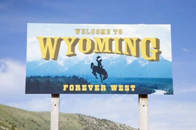 Close-up de bienvenida a la señal de carretera de Wyoming