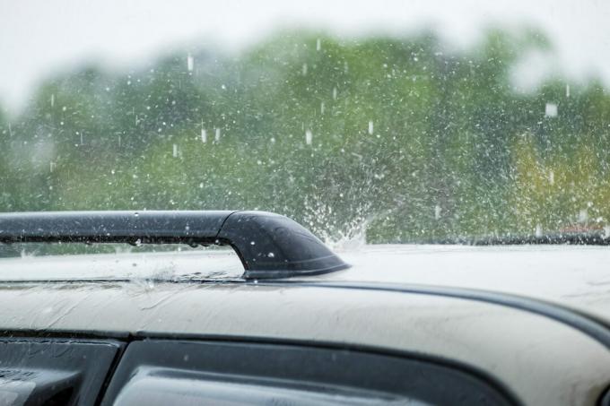 Σταγόνα βροχής πέφτει σε αυτοκίνητο οροφής