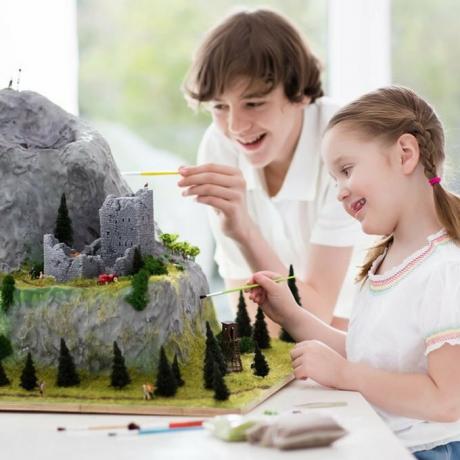 дфх17сеп016_626606723 спреј пена занатски уметнички пројекат деца минијатурна средњовековна планина