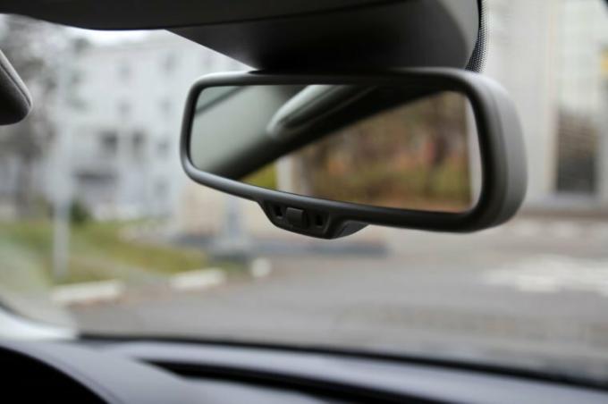 Specchietto retrovisore sul parabrezza dell'auto
