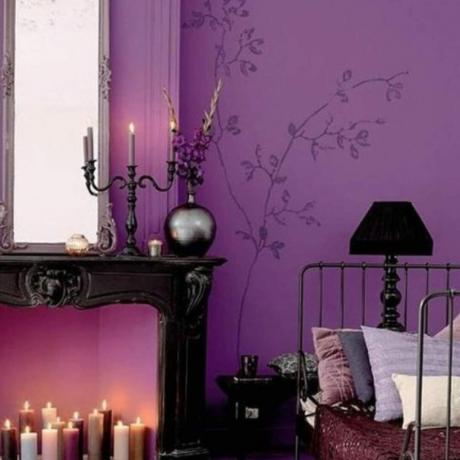 vijolična s črno gotsko spalnico