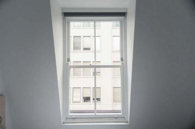 άνετο δωμάτιο με λευκό τόνο δωματίων και vintage παράθυρο