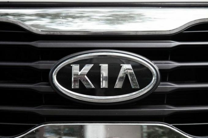 ODESSA, Ucrania - 13 de agosto de 2017: Logotipo e insignia de Kia motors en el coche