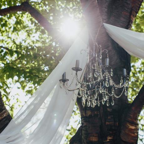 Hängender Kronleuchter für die Hochzeit im Freien von einem Baum