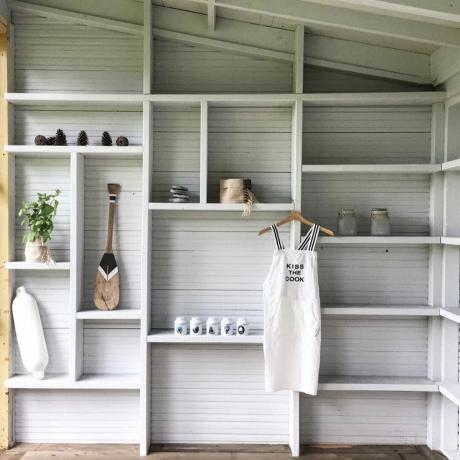 Wall Of Shelves ได้รับความอนุเคราะห์จาก @lysannepepin ผ่าน Instagram
