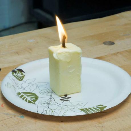 HH nouzová svíčka zapálená máslo