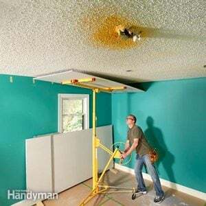 Perché rimuovere il soffitto dei popcorn quando puoi coprirlo con il muro a secco?