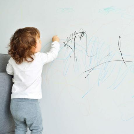 Niño dibujo marcador de crayón de pared