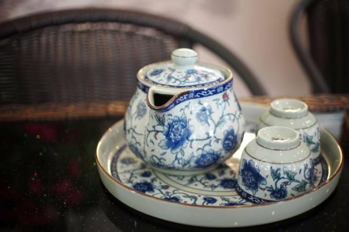 vacker gammal tappning i retrostil i porslin, keramik, benporslin, lyxigt te med gyllene färgkant på rund maträtt för asiatisk te 