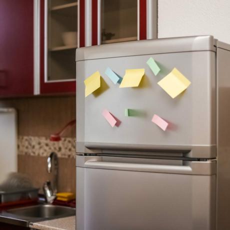 Tyhjä paperiarkki jääkaapin ovella magneettikiinnitteisellä paperimuistiin tekstiviestin lisäämiseksi.; Shutterstock ID 716205340; Työ (TFH, TOH, RD, BNB, CWM, CM): TOH