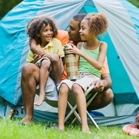 Породица испред камп шатора 
