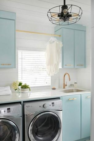 ruang cuci lemari biru mesin cuci yang diperbaharui