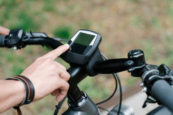 Mann mit GPS-Gerät am Fahrrad befestigt