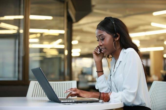 hotline servizio clienti nero africano, operatore di supporto felice, call center