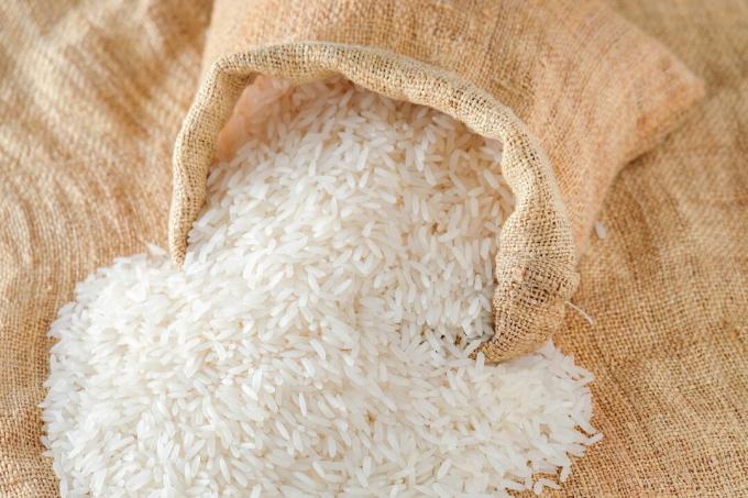 Close-up de arroz no saco