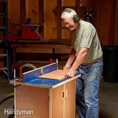 homem opera um roteador de mesa simples
