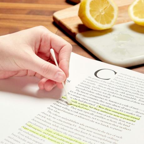 limon ve q uçlu bir kitaptaki fosforlu kalem işaretlerini kaldırma
