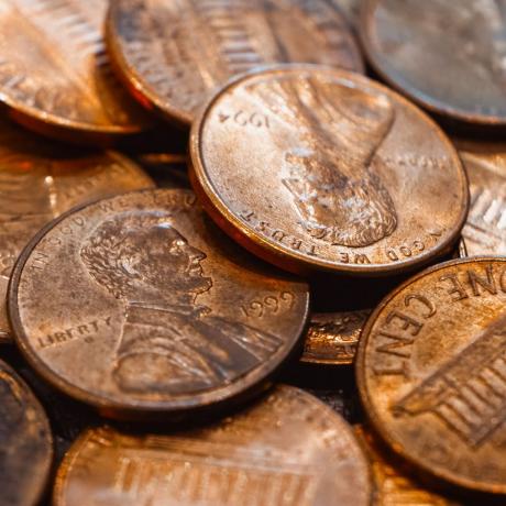 Nærbilde av en haug med gamle, brukte amerikanske pennies