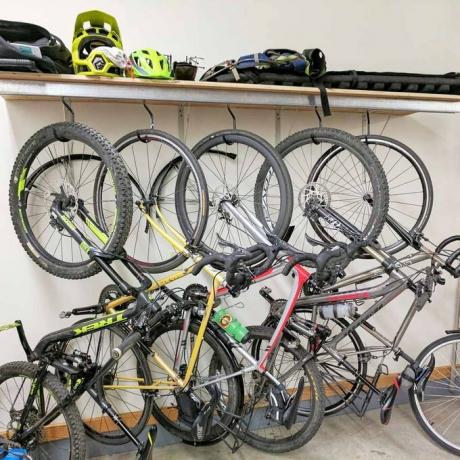 дверная дорожка для хранения велосипедов в гараже