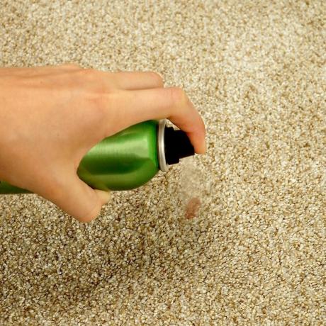 Laca para cabelo remove o esmalte do carpete
