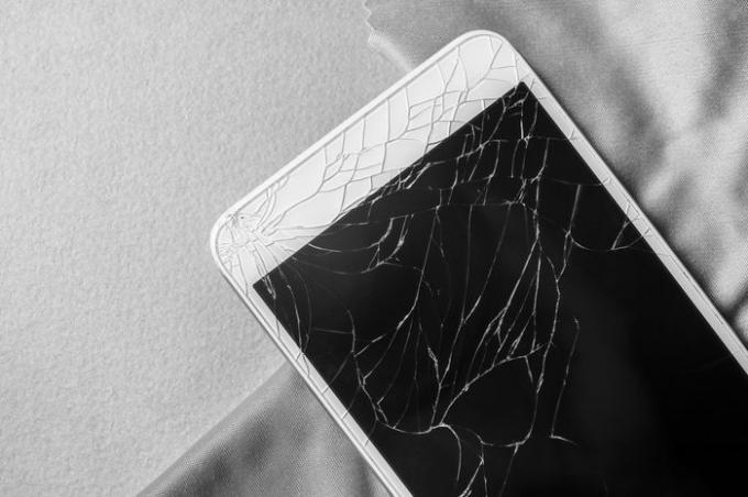 Счупен екран на мобилен телефон, близък план, черно-бяла рамка