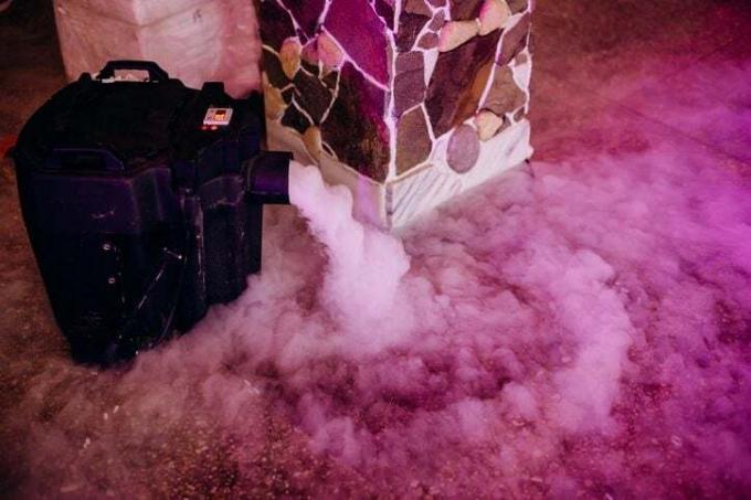 Машина за ниска мъгла със сух лед, използвана за сватби и партита за ниско разположена мъгла