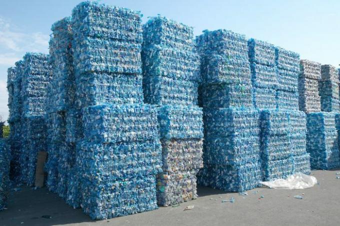 Plastmasas pudeles presētas un iepakotas pārstrādei