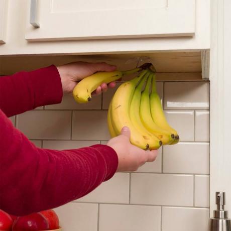 крючок для банана под шкафом