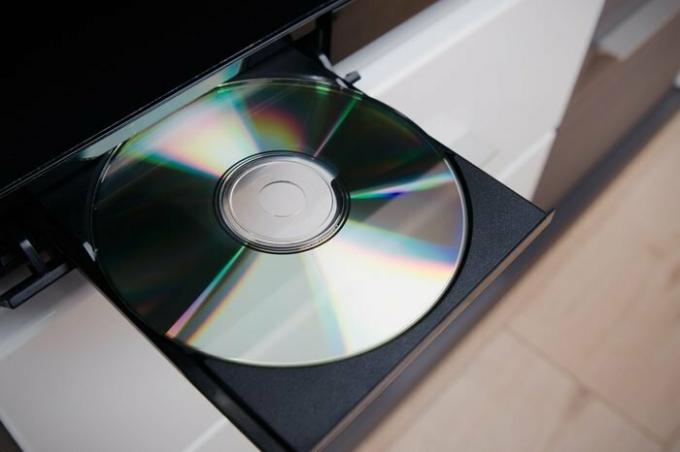 Отблизо CD или DVD плейър с поставен диск