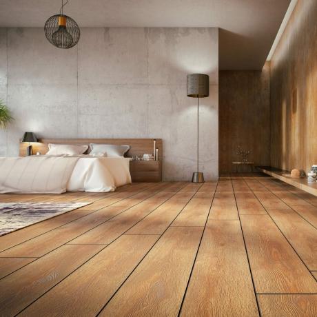 dormitorio con piso de madera