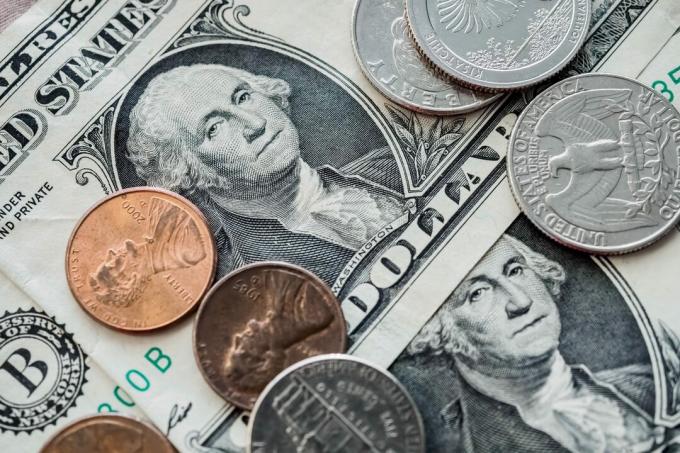 Mønter og sedler fra Amerikas Forenede Stater (U.S.A.) hopede sammen. En nærbillede.