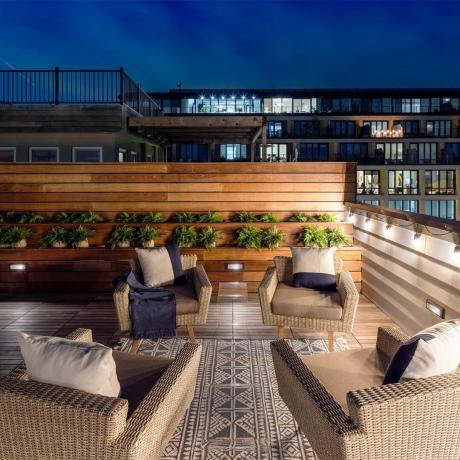 Sofisticada terraza en la azotea cortesía de Four Brothers Design+build